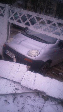 O constănţeancă s-a trezit cu maşina făcută praf. Este căutat un autoturism marca Volkswagen